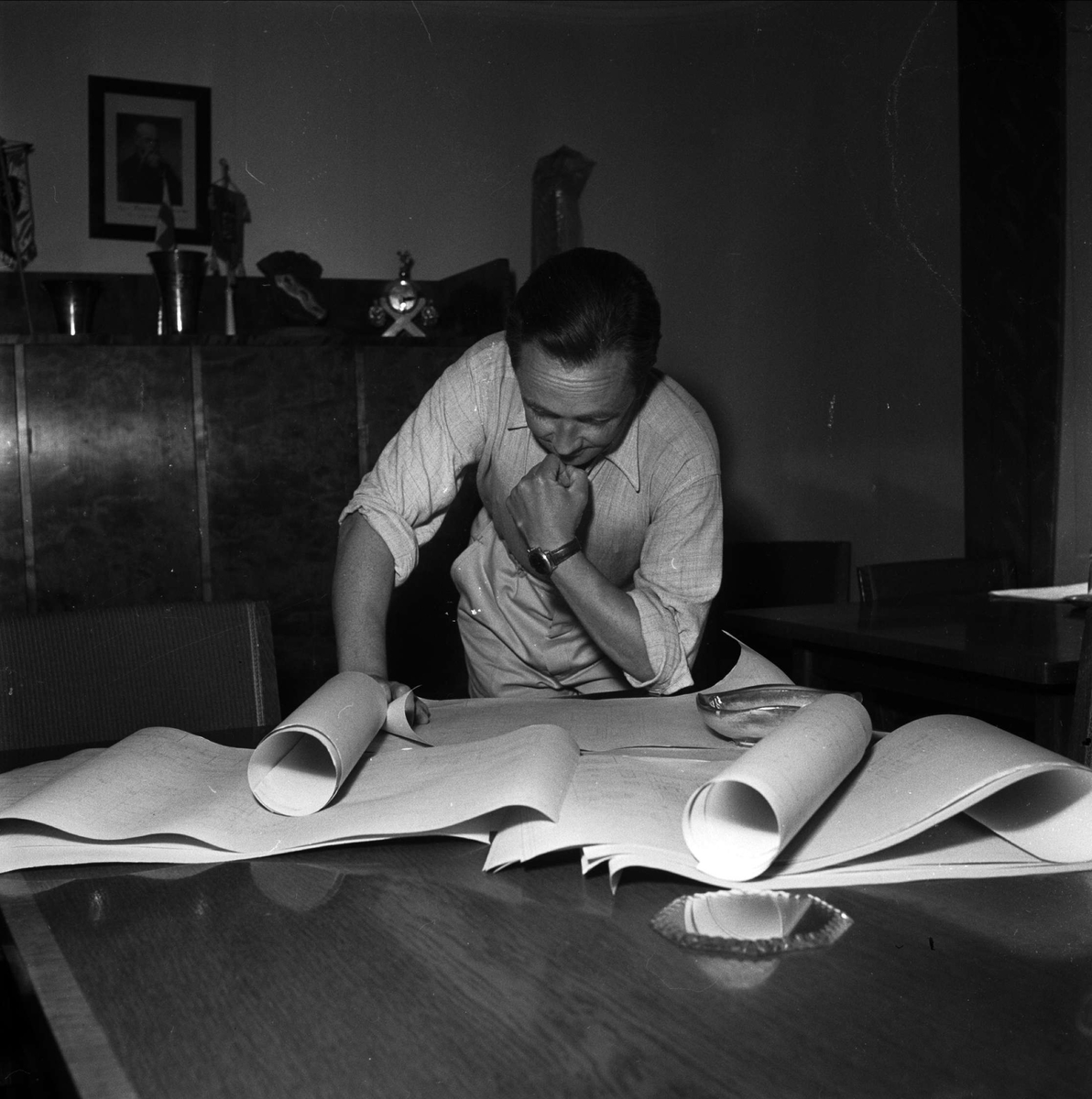 Uppsala-Bild, Intendent Aron Bergmark vid ritningar av nya gymnastikhuset, Uppsala 1952