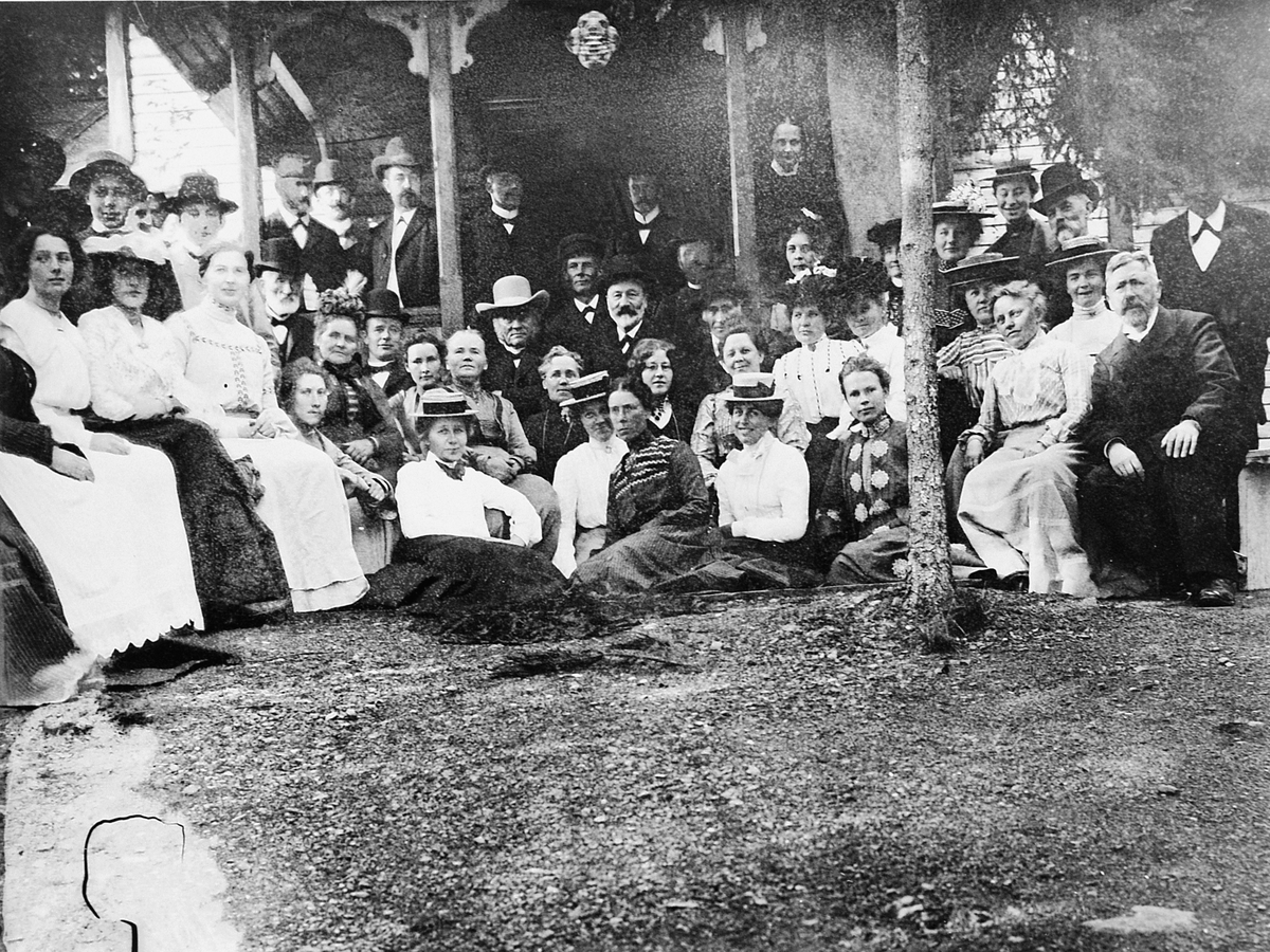 Hans Emil Erichsen, Stor gruppe voksne kvinner og menn ute. I midten med hvit hatt Olaus Arvesen, grunnlegger av Sagatun Folkehøgskole,