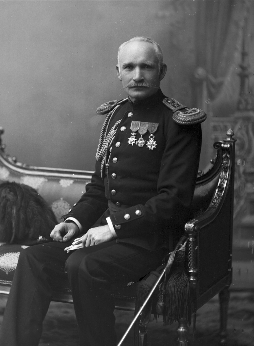 Gustav Borgen, Portrett, generalmajor Johan Lauritz Bull i uniform.