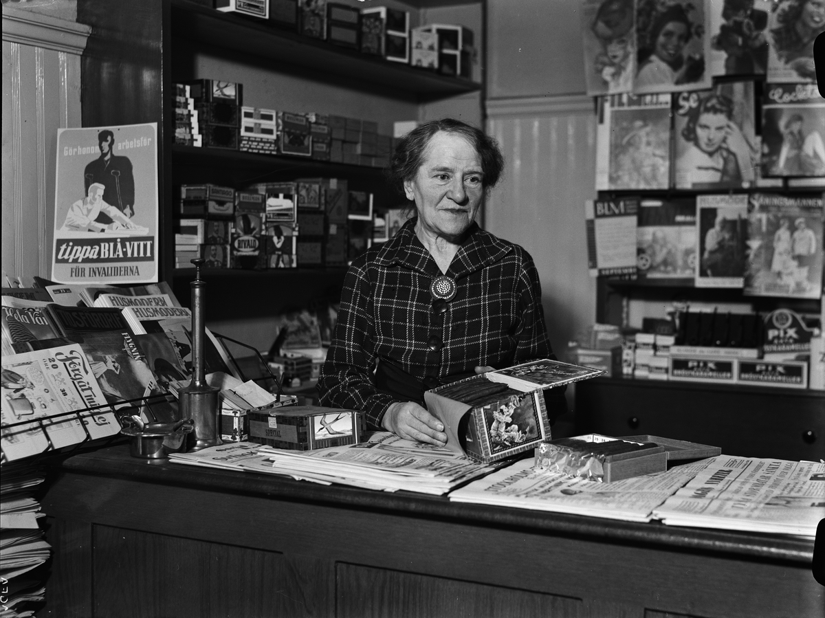 Paul Sandberg, Sophie Erikssons cigarrhandel 50-årsjubilerar, Alma Eriksson i tobaksaffären, Sysslomansgatan 13