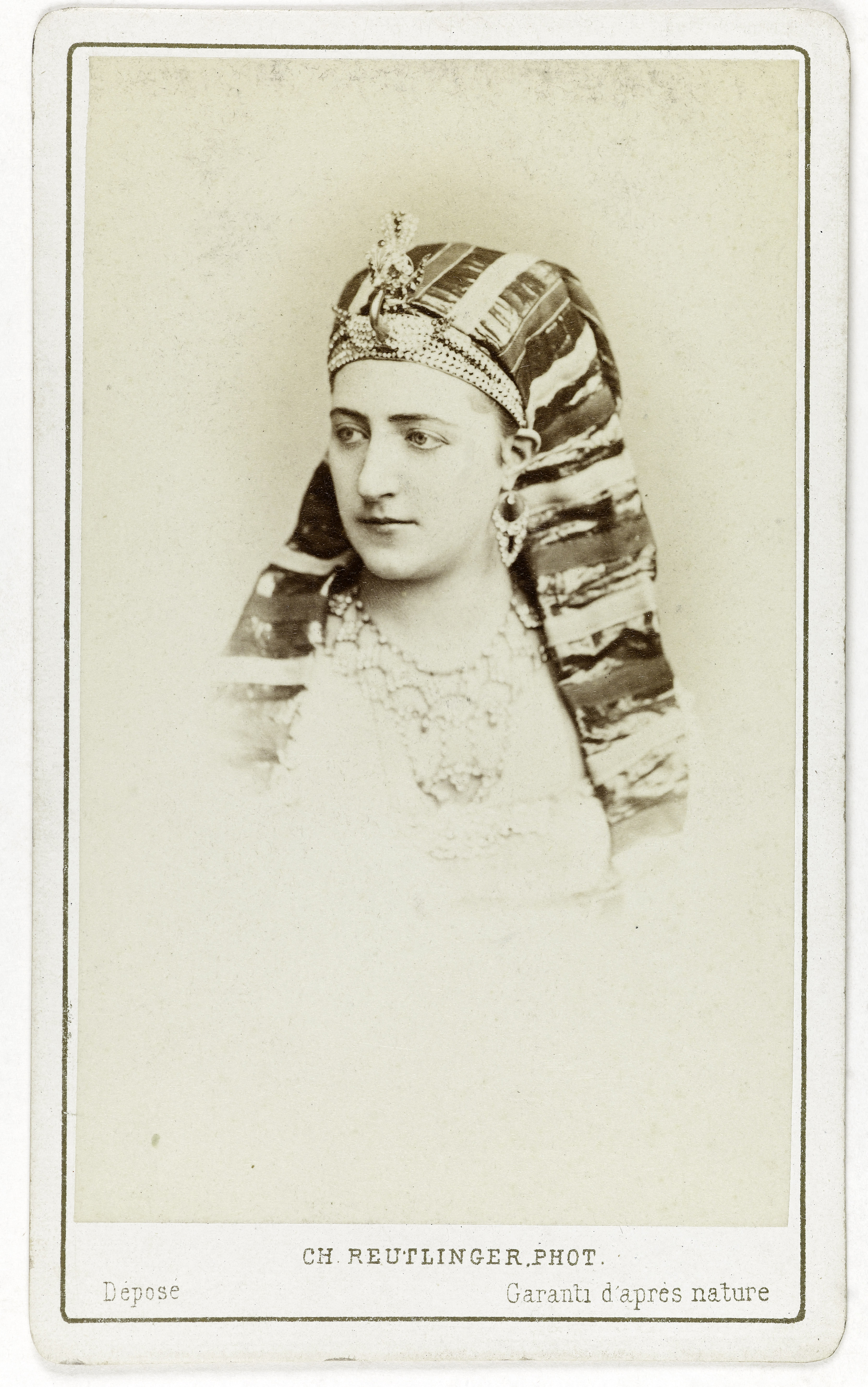 Charles Reutlinger, Portrait en buste de Blanche Montaubry, cousine du ténor Montaubry, et danseuse à l'Opéra entre 1861 et 1873, avec une coiffe égyptienne.