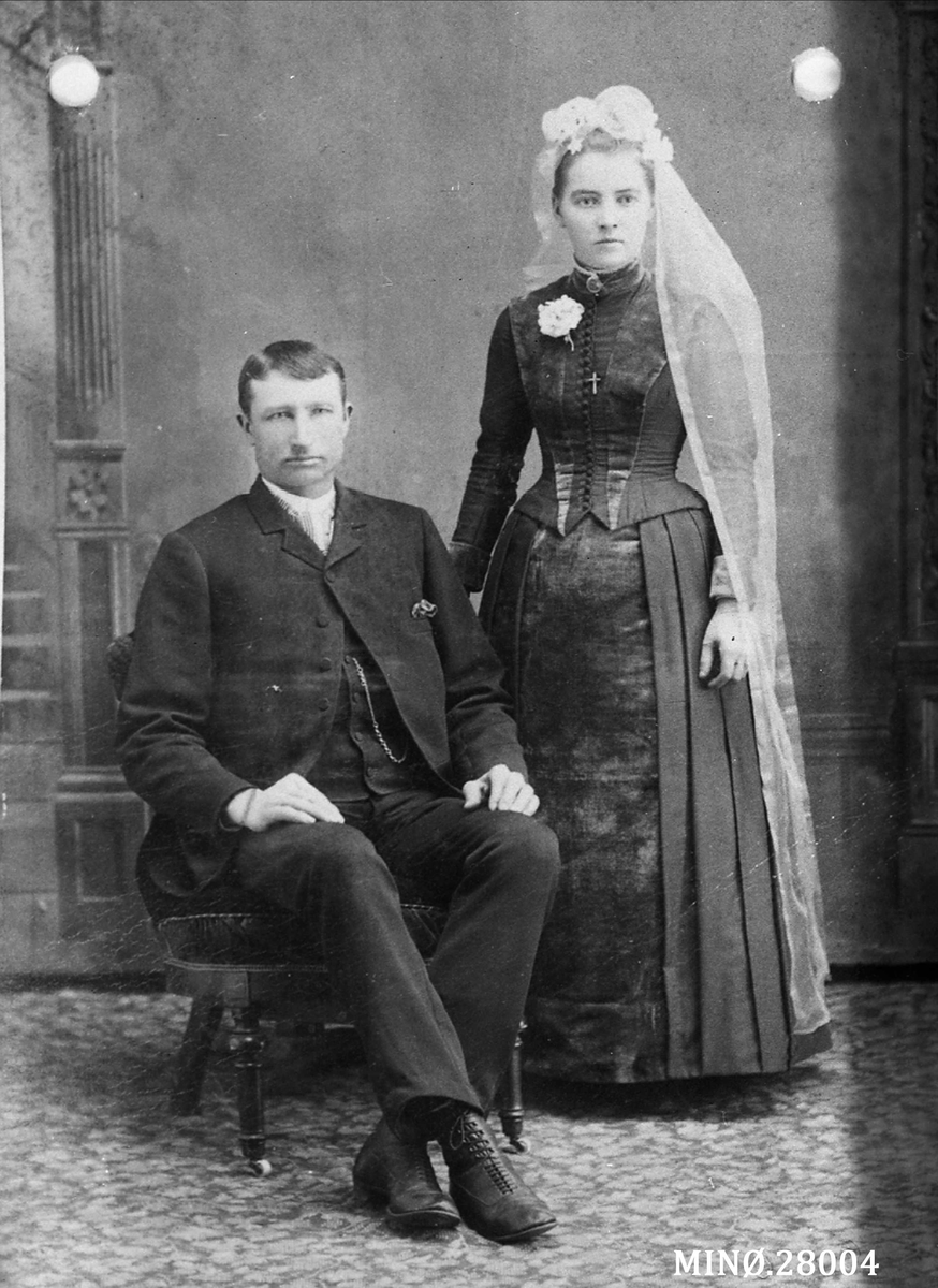 Usa Adlington, Portrett av ektepar. Karen Ramseth (f. 1870 i Tynset), datter av Barbro og Paul Ramseth. Gift med slektningen John Ramseth i 1889.