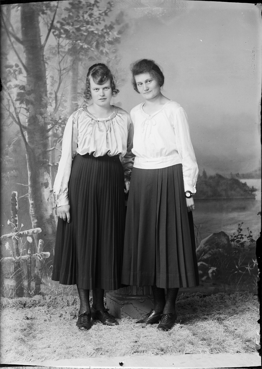 Skötsner-Edhlund, Ateljéporträtt - Bertha Frizell och Esther Pettersson från Singö, Uppland 1922