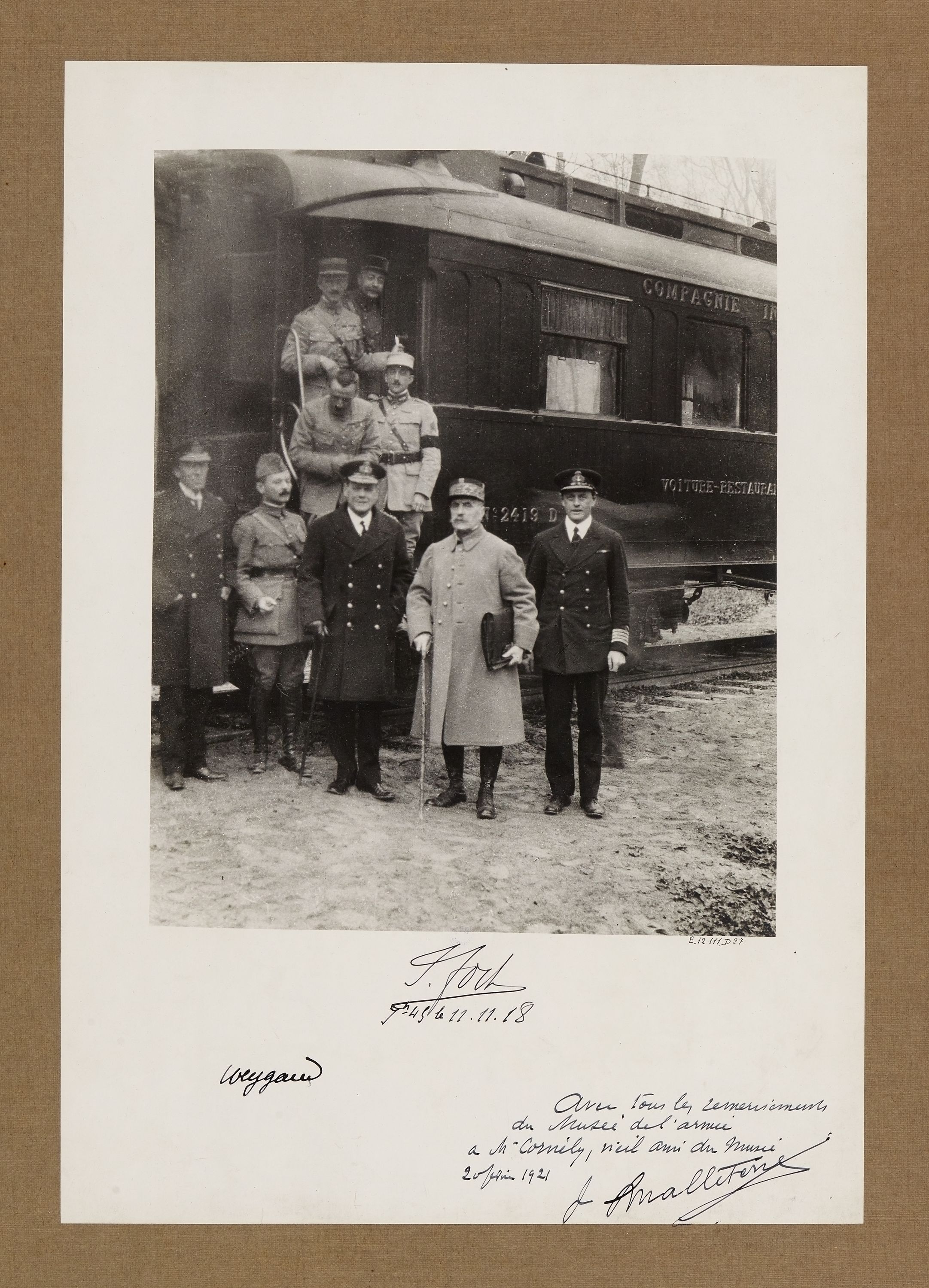 Anonyme, Portrait collectif devant le wagon de l'Armistice : Photographie dédicacée par le Maréchal Foch, le général Weygand et Le général Malleterre