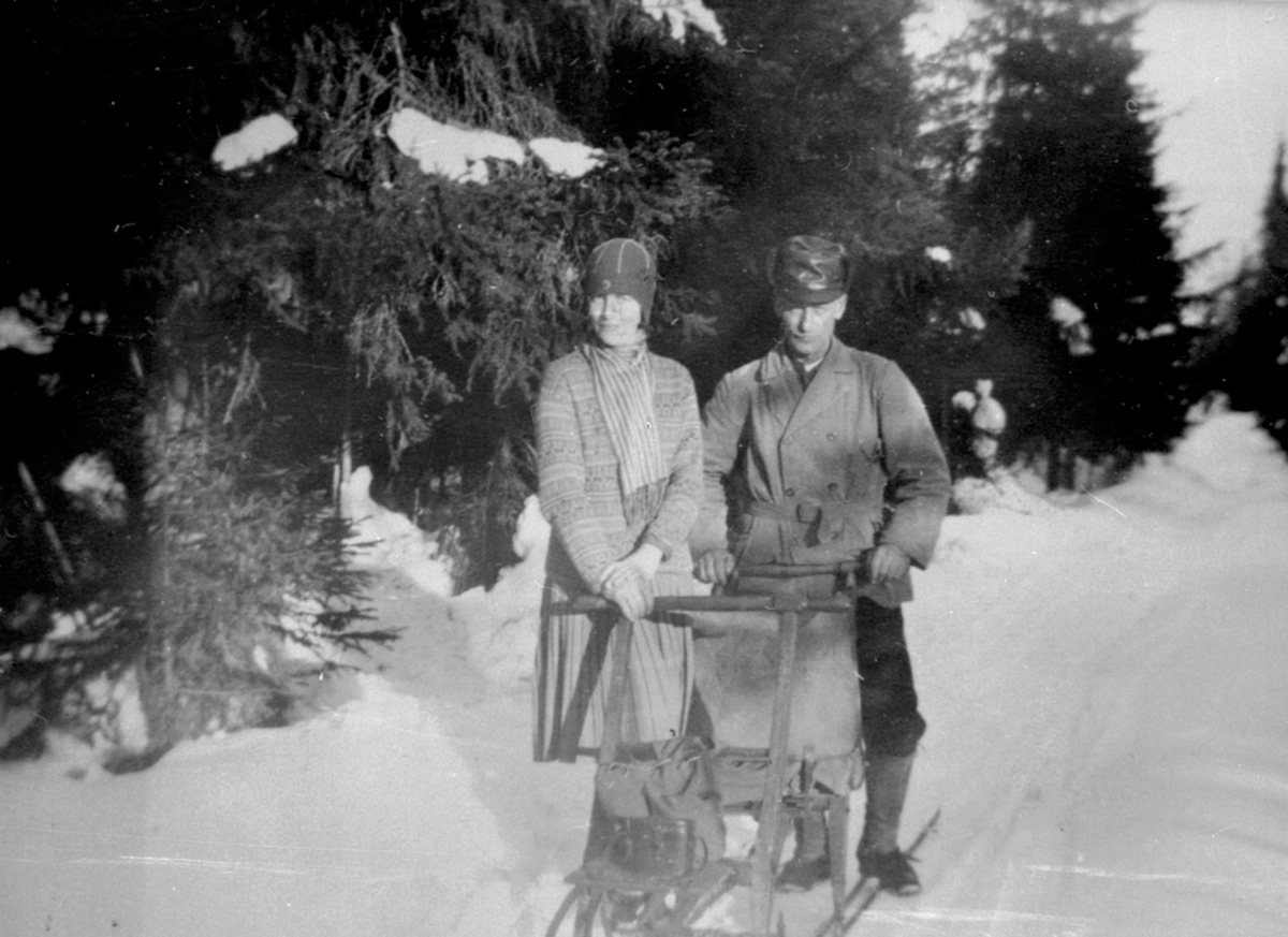 Anno Domkirkeodden, Postassisten Marie Larsen født Bakke med sin far landpostbud Ole Bakke med spark, vinter ved Torseter, Veldre, Ringsaker.