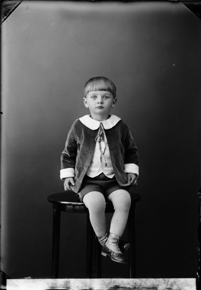 Skötsner-Edhlund, Ateljéporträtt - son till Kurt Karlsson från Hargshamn, Harg socken, Uppland 1928