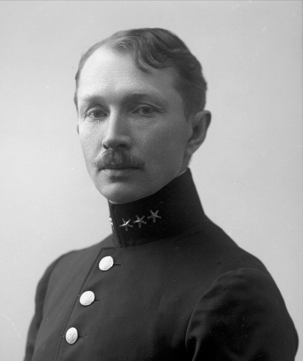 Gustav Borgen, Portrett, Eivind Eckbo i uniform som kaptein i trenkompani.