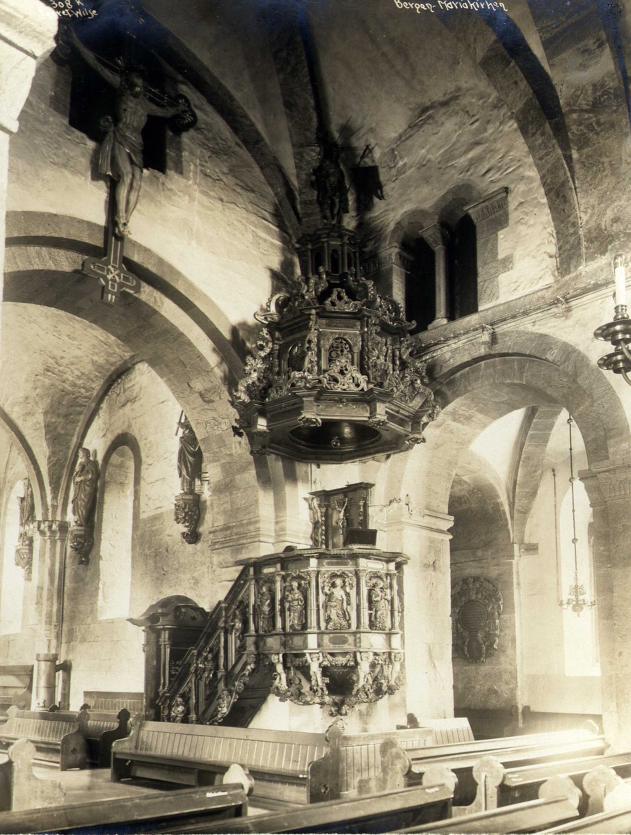 Anders Beer Wilse, Kirkeinteriør med prekestol, Mariakirken, Bergen, Hordaland. Fotografet 1912.