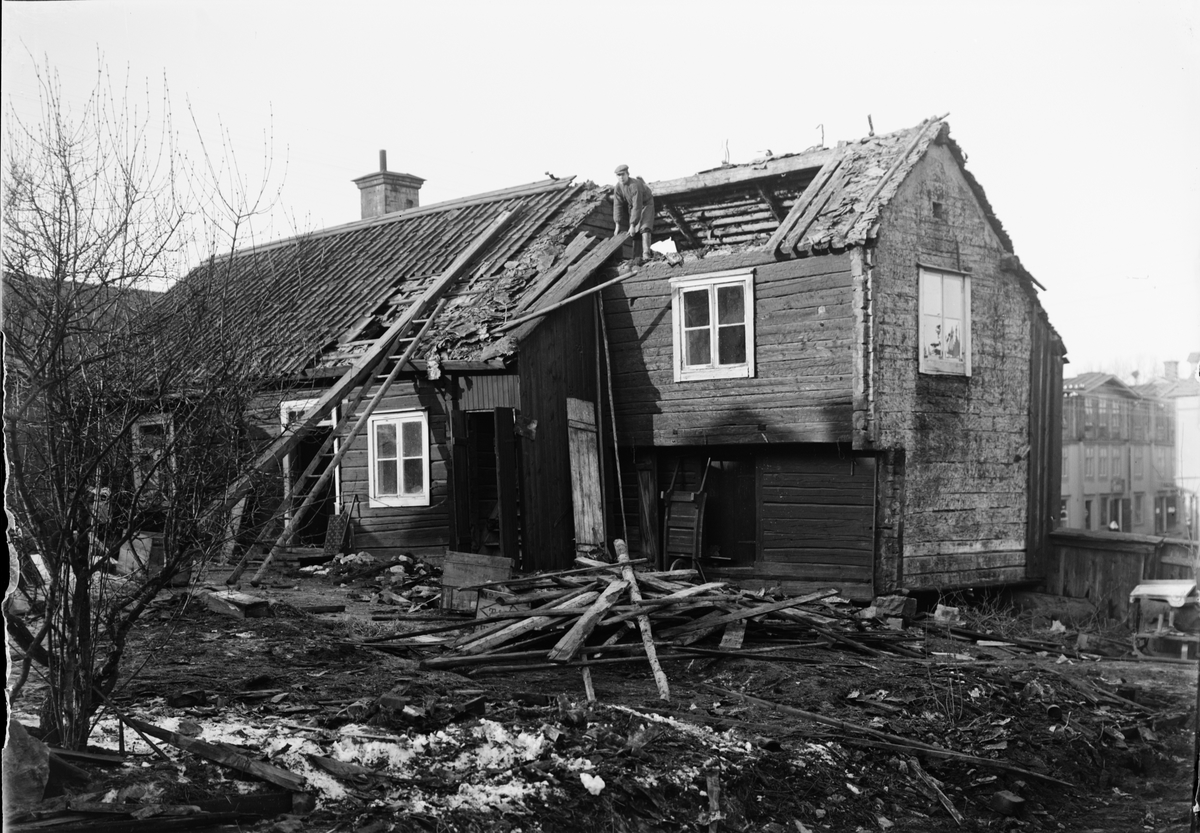 Skötsner-Edhlund, Guldskärskvarteret nummer 25 rivs, Östhammar, Uppland 1912