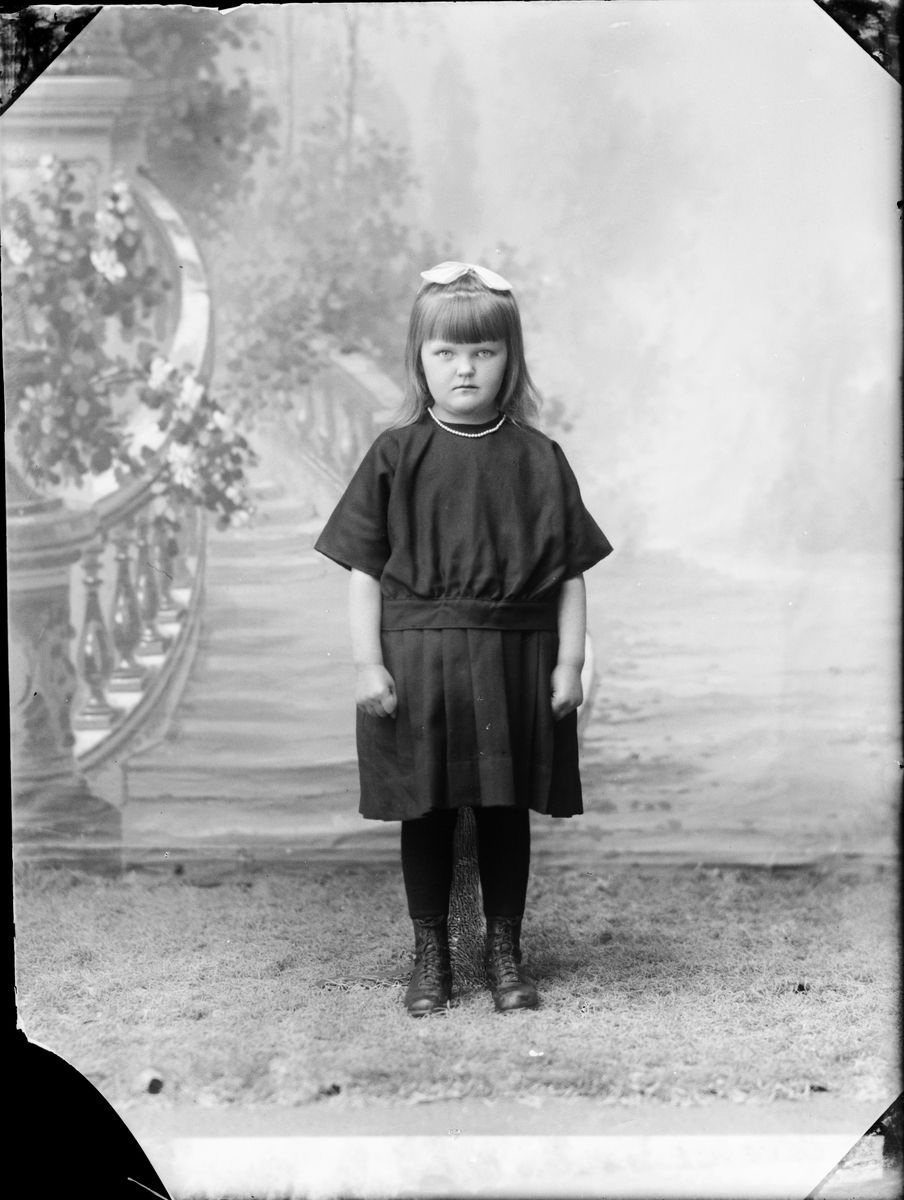 Skötsner-Edhlund, Barnporträtt - flicka, Östhammar, Uppland