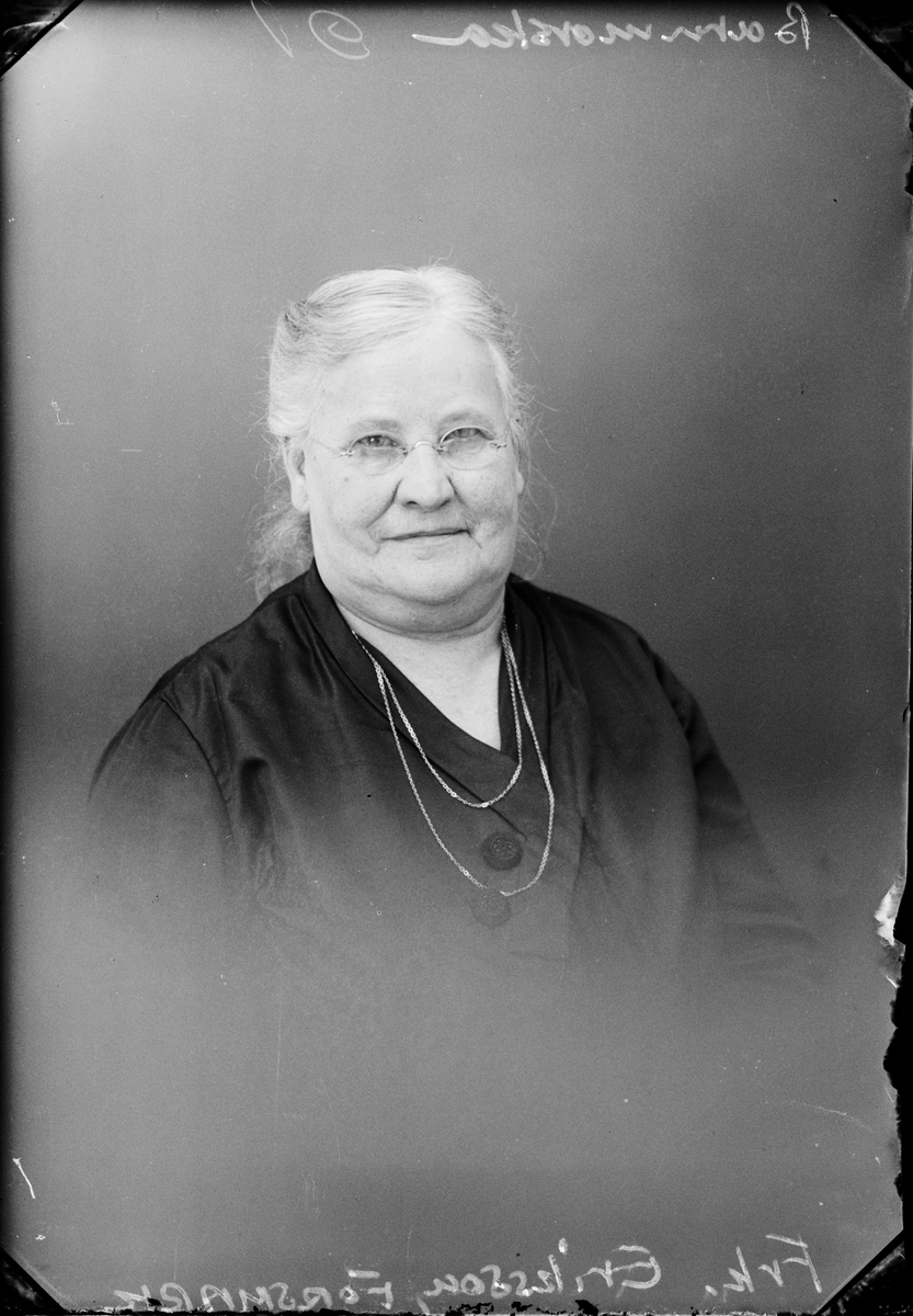 Skötsner-Edhlund, Ateljé portrait - midwife Eriksson from Forsmark, Uppland