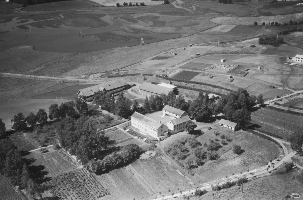 Widerøes Flyveselskap A/S, FLYFOTO ÅKER GÅRD