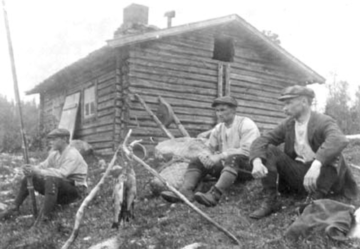 Anno Domkirkeodden, GRUPPE: 3 MENN, FISKETUR I GRASTJERNET, EKSTERIØR: MÅLERVANNSTUA, FRA VENSTRE: ALF BJØLSETH, BERNT BJØLSETH, AXEL BJØLSETH, ROMEDAL
