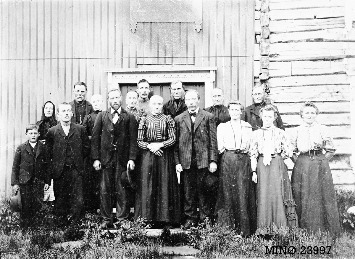 Peder J. Bredalslien, Gruppebilde - familiebilde.