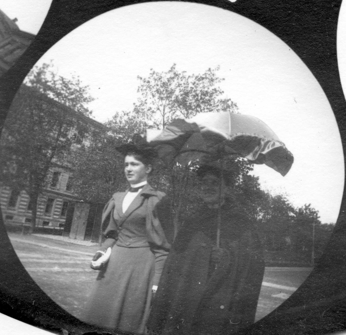 Fredrik Carl Mülertz Størmer, Frk. Erna Smith og frk. Eugenie Faye Hansen i bygate på bilde (1). Frk. Lilly Rieck og frk.Langaard på Karl Johans gate, Oslo på bilde (2).
