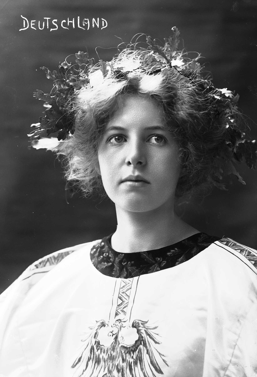 Solveig Lund, Brystportrett av kvinne i drakt med riksvåpen og hårsmykke.