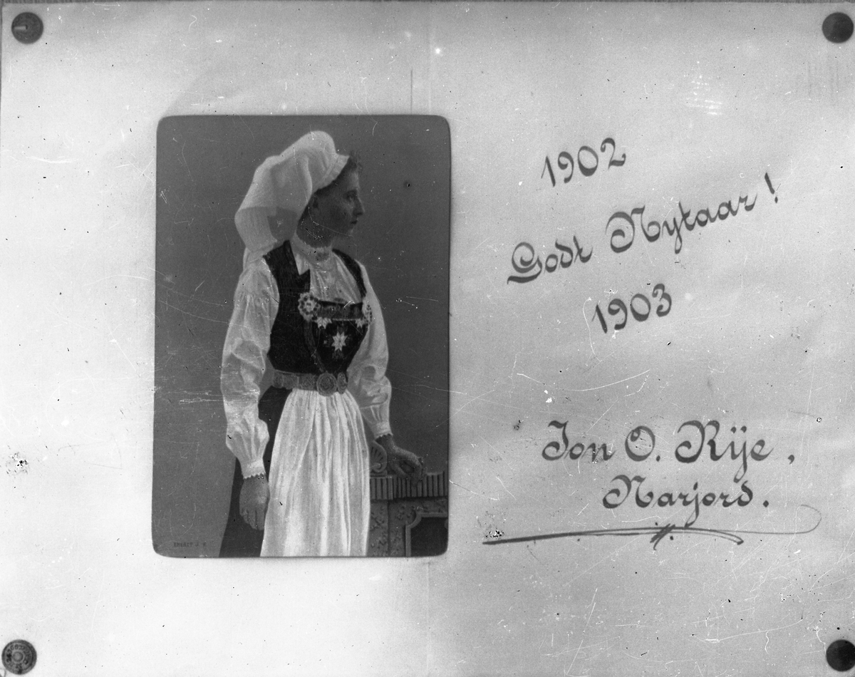 Peder J. Bredalslien, Nyttårskort, bunad