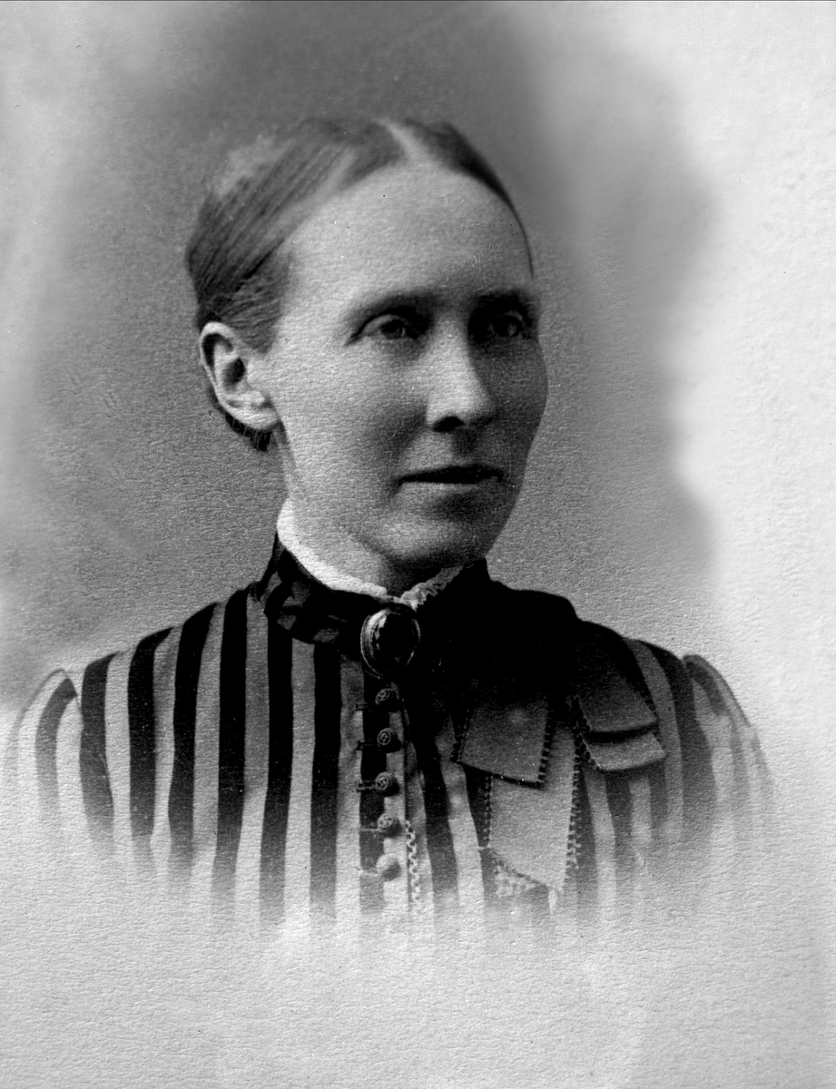 Gustav Borgen, Portrett, kvinne i stripete drakt. Frøken Heyerdahl.