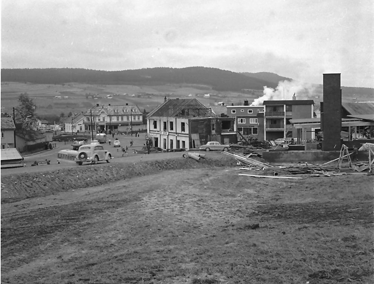 Per Magne Grue, Riving og bygging i Tynset sentrum, 1962.