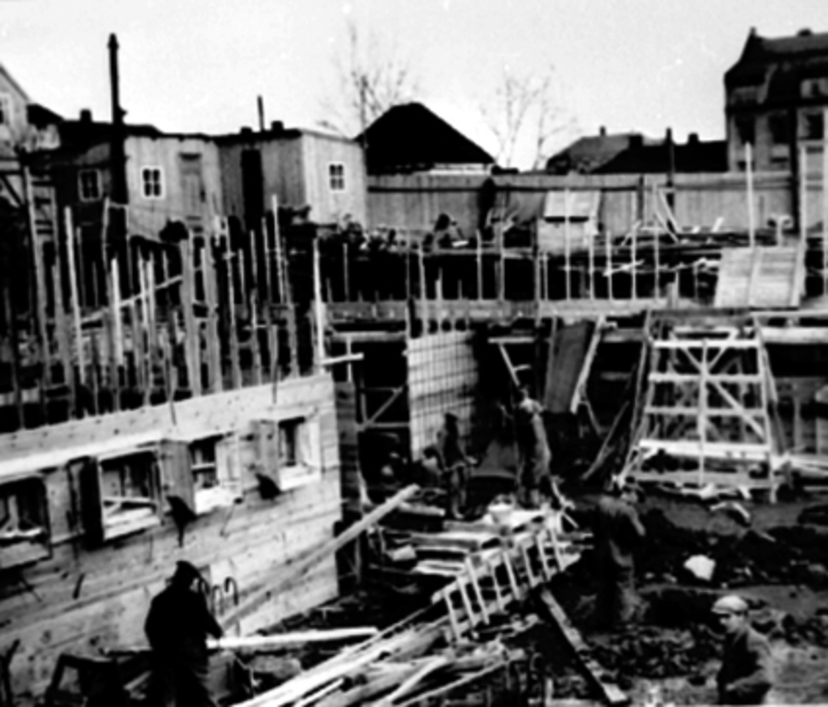 Anno Domkirkeodden, GRUNNMUR, FORSKALINGER, OPPBYGGING AV M. STEEEN GÅRDEN,