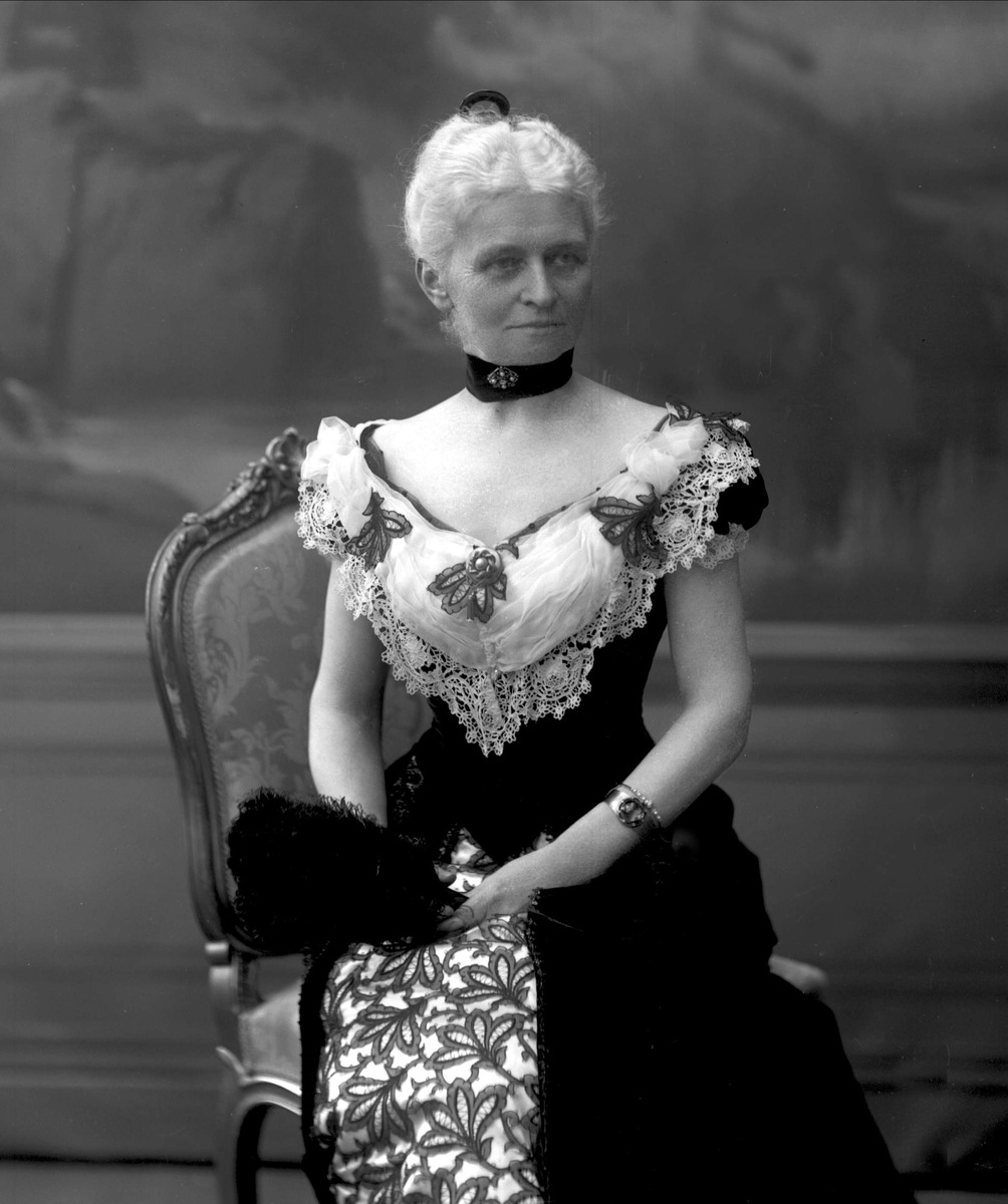 Gustav Borgen, Portrett, kvinne i aftenkjole. Fru Sommerfeldt.