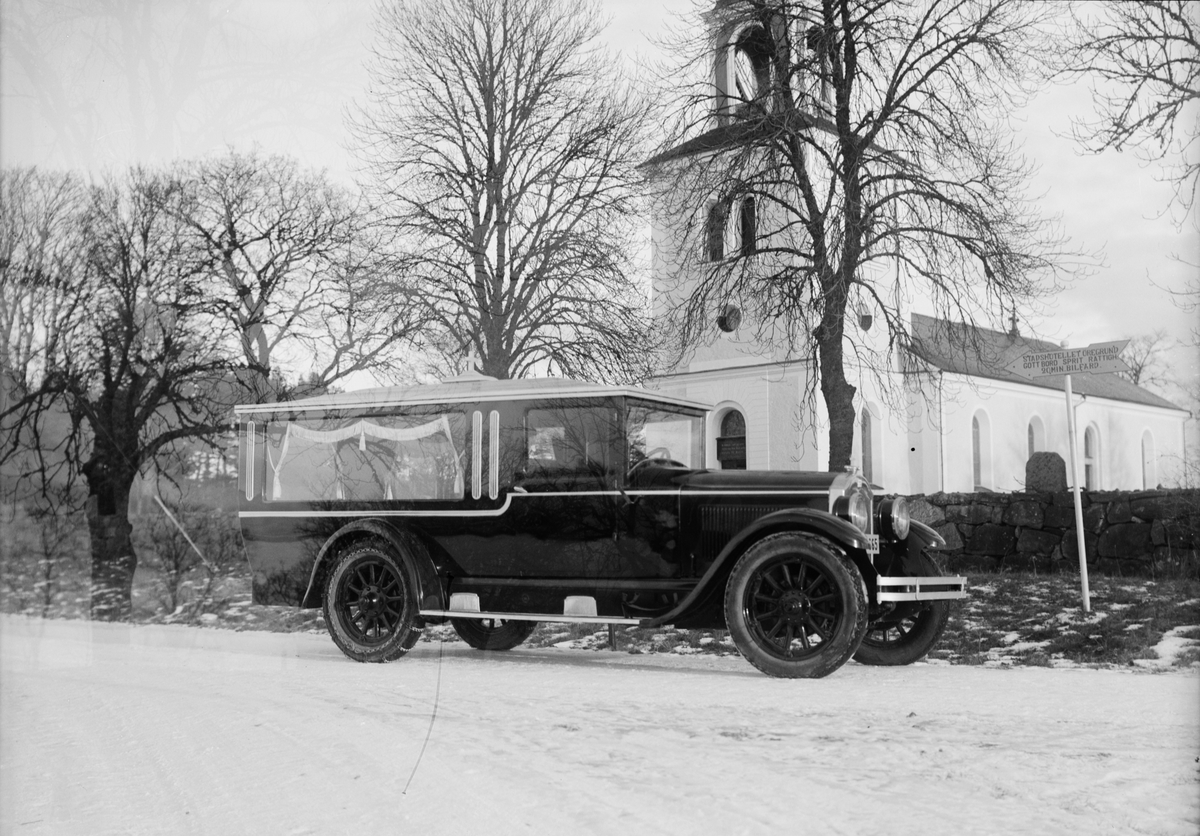 Skötsner-Edhlund, Nilssons begravningsbil vid Börstils kyrka, Börstil, Uppland