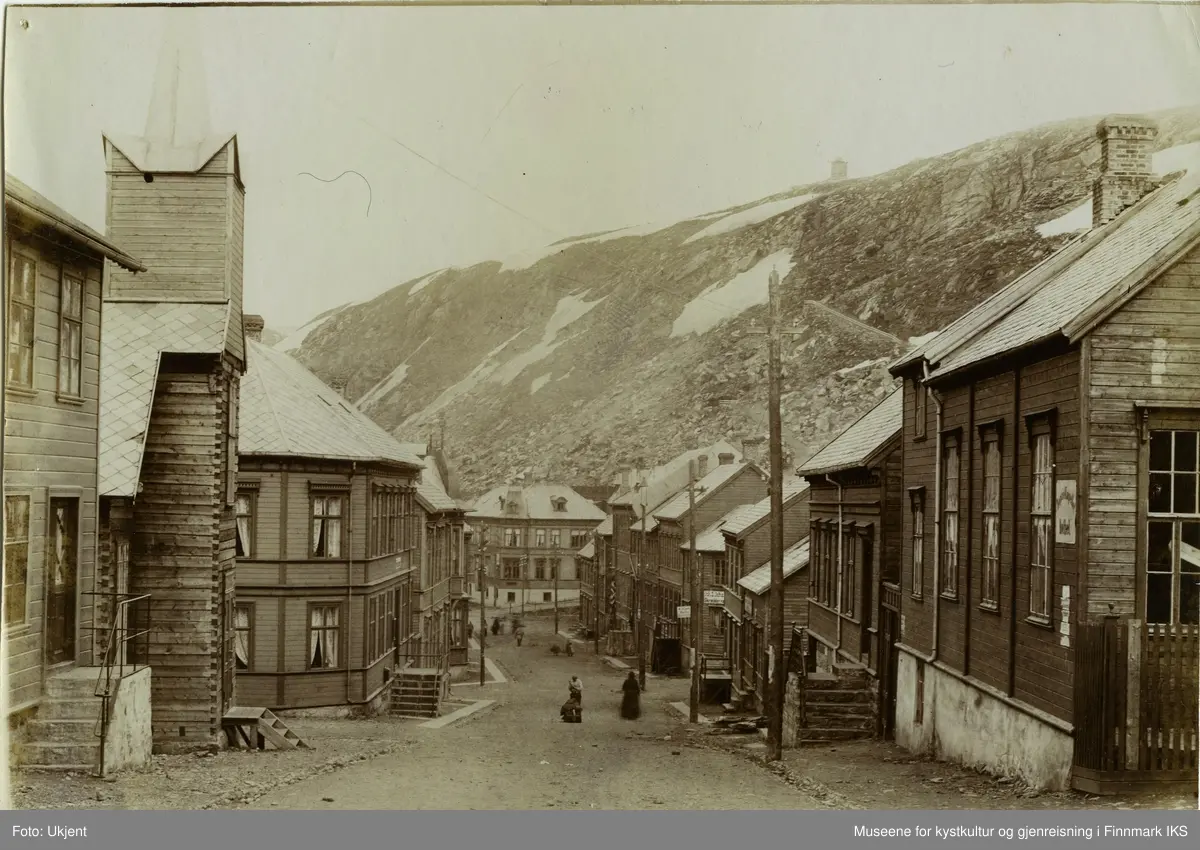 Ukjent, Hammerfest - Nedre Grønnevoldsgade, i forgrunden Methodistkirken.