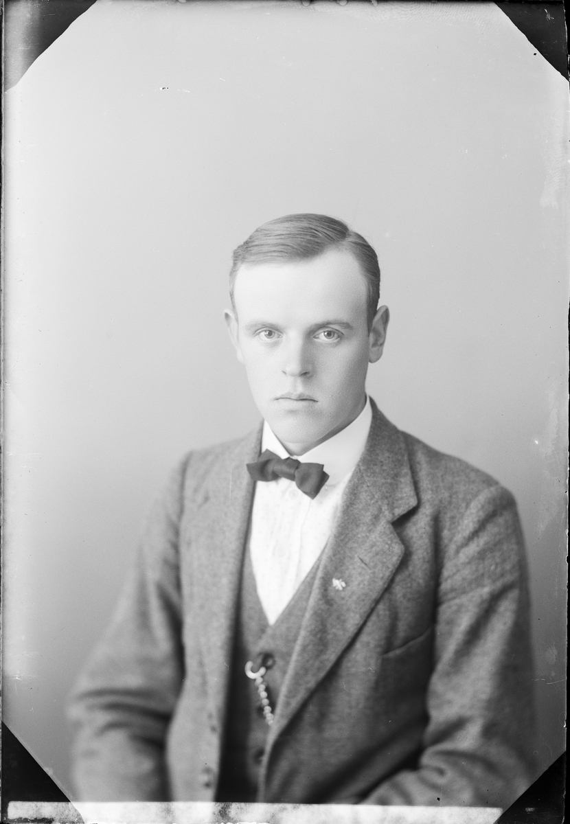 Skötsner-Edhlund, Ateljéporträtt - Helge Frisell från Singö, Uppland 1921