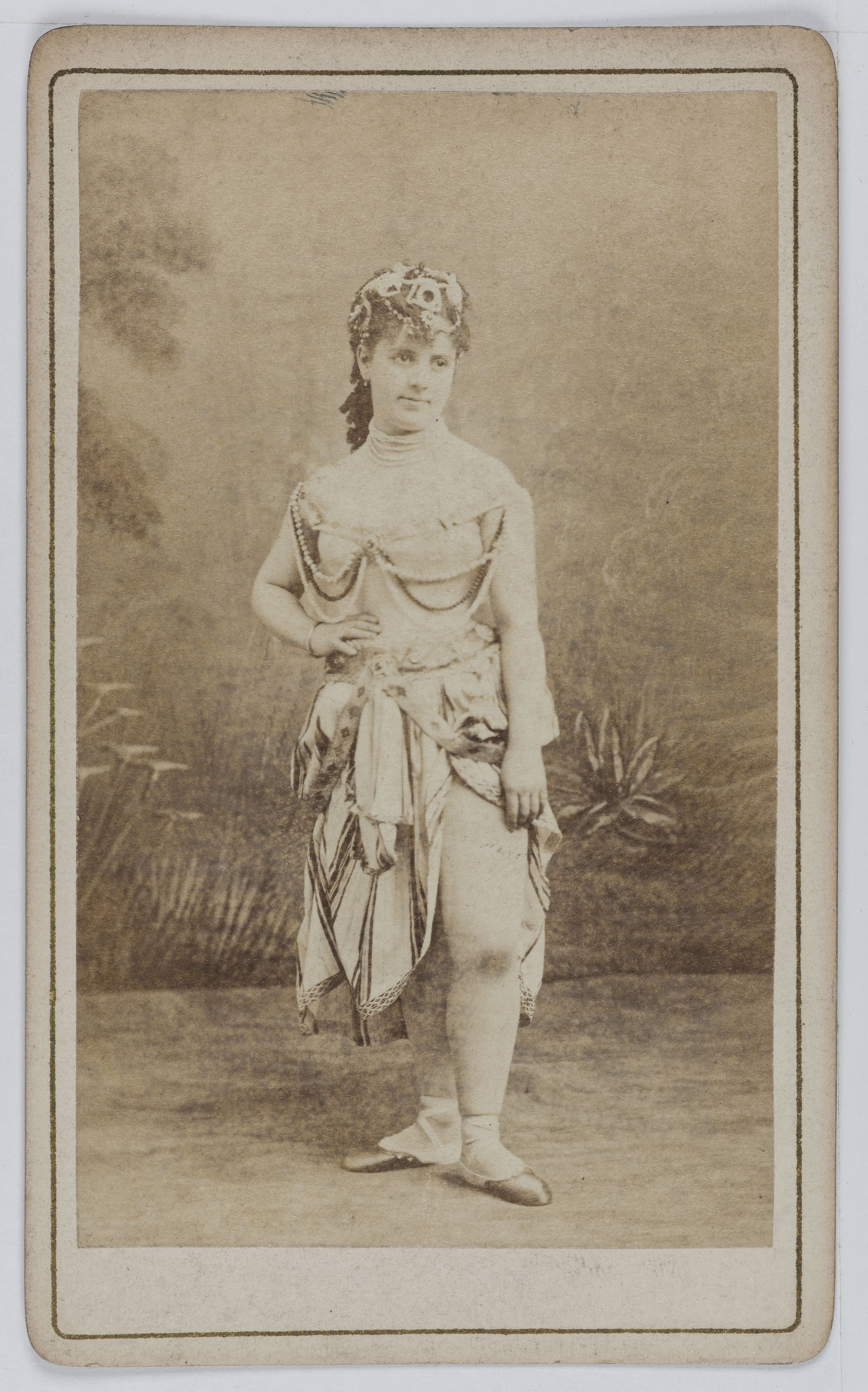 André-Adolphe-Eugène Disdéri, Portrait de Blanche Marie Eugénie Querette, actrice de théâtre entre 1868 et 1880.
