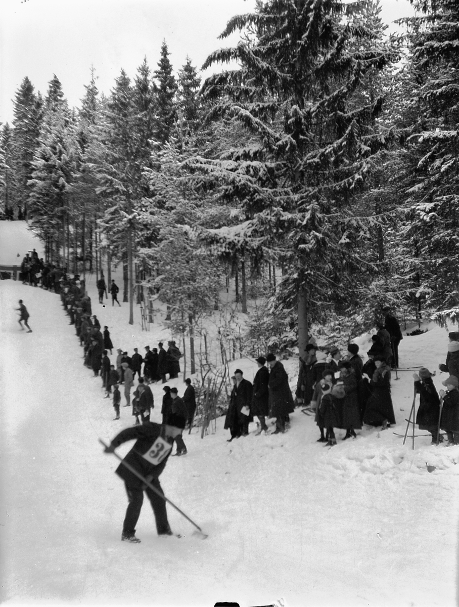 Ragnvald Andersen, Skihoppere og deltagere under et hopprenn.