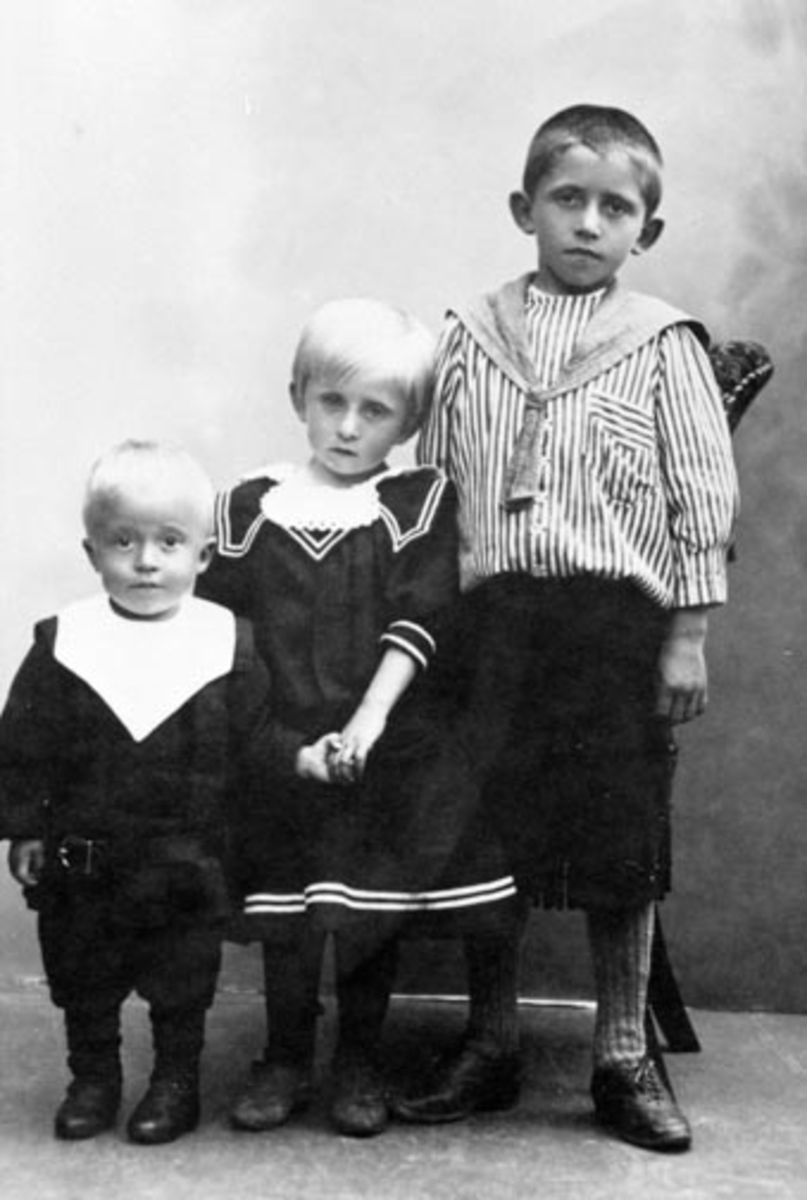 Anno Domkirkeodden, Tre søsken på Kvam, Nes, Hedmark. Trond Svartshoel (1901-1974), Ingrid Margrethe Svartshoel (1899-1981), Ole Svartshoel (1895-1967).