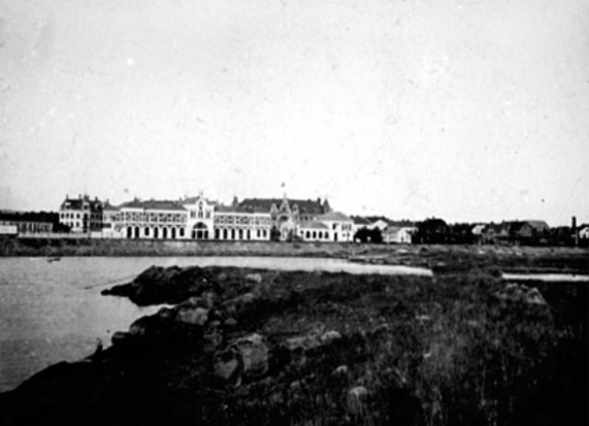 Anno Domkirkeodden, HAMAR STASJON SETT FRA TJUVHOLMEN, JMF 10690.