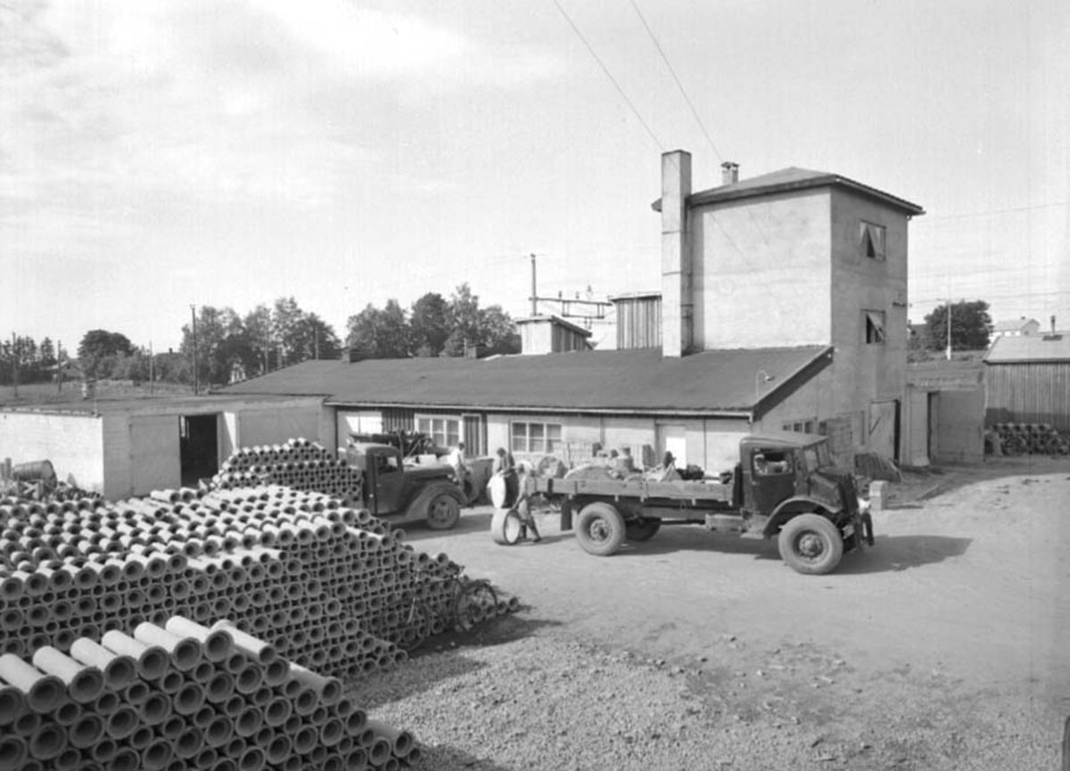 Anno Domkirkeodden, HEDMARK SEMENTSTØPERI, RØR, LASTEBILER, HAUGEN OG FINSTAD