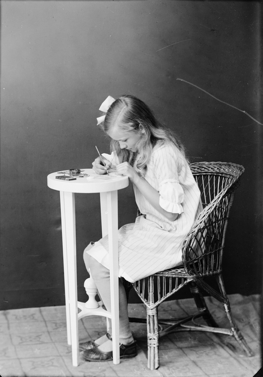 Skötsner-Edhlund, Ateljéporträtt - Tyra Edhlund sitter vid ett bord och målar, Östhammar, Uppland