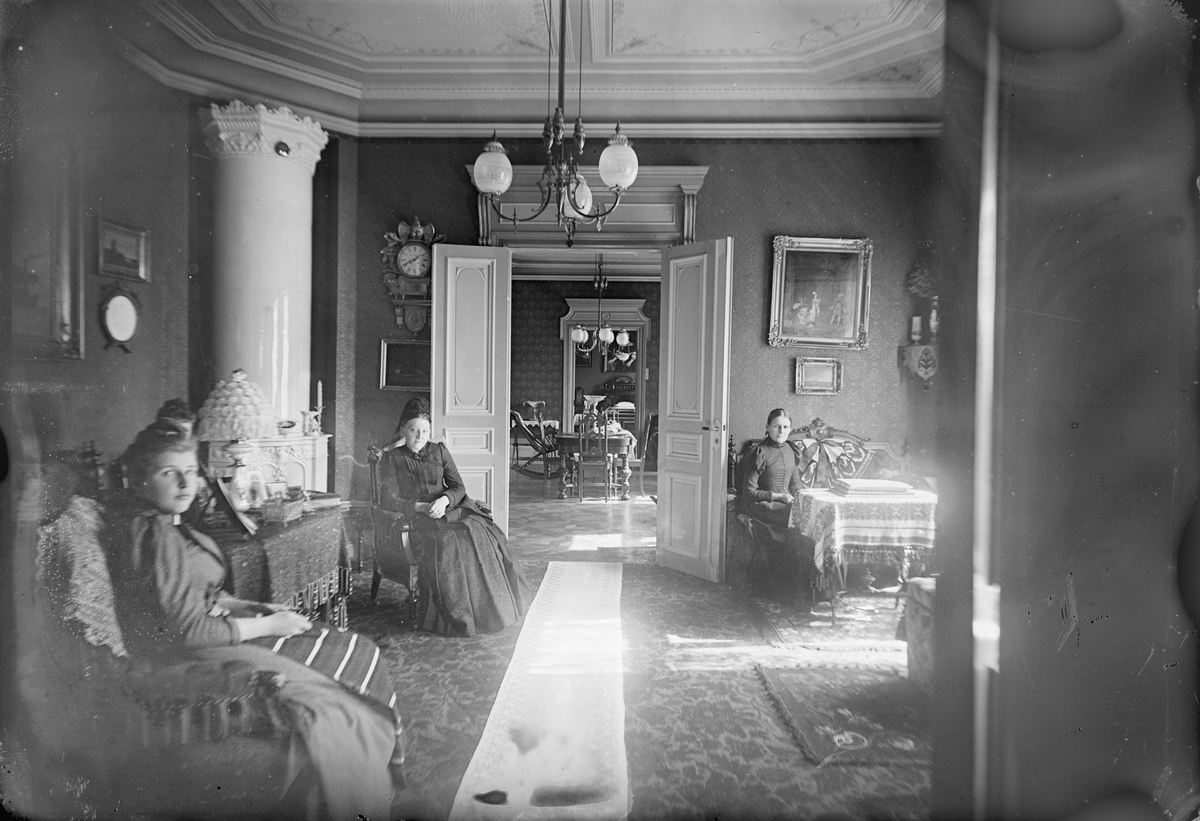 Henri Osti's Fotografiateliér, Rummet innanför salen i ombudsman Deurells hem, Dragarbrunnsgatan 46, Uppsala 1890