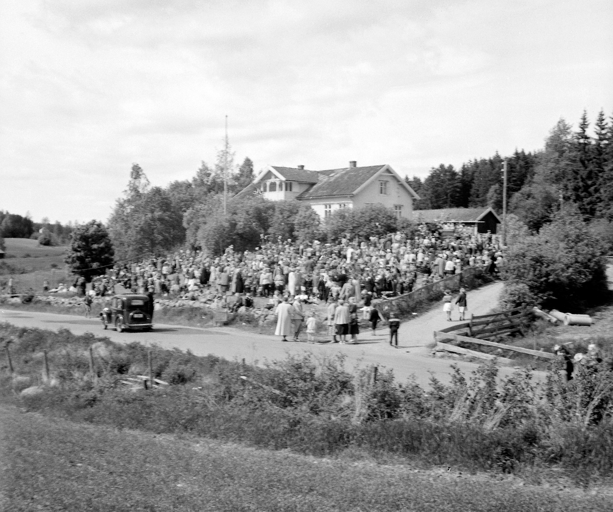 Anno Domkirkeodden, WERGELANDSDAGEN, OPPTOG, MANGE BARN FORAN INGEBORG REFLING HAGENS HJEM FREDHEIM, TANGEN