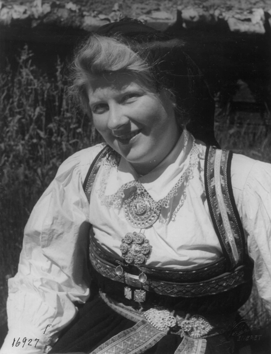 Anders Beer Wilse, Wilse original, Kvinnedrakt