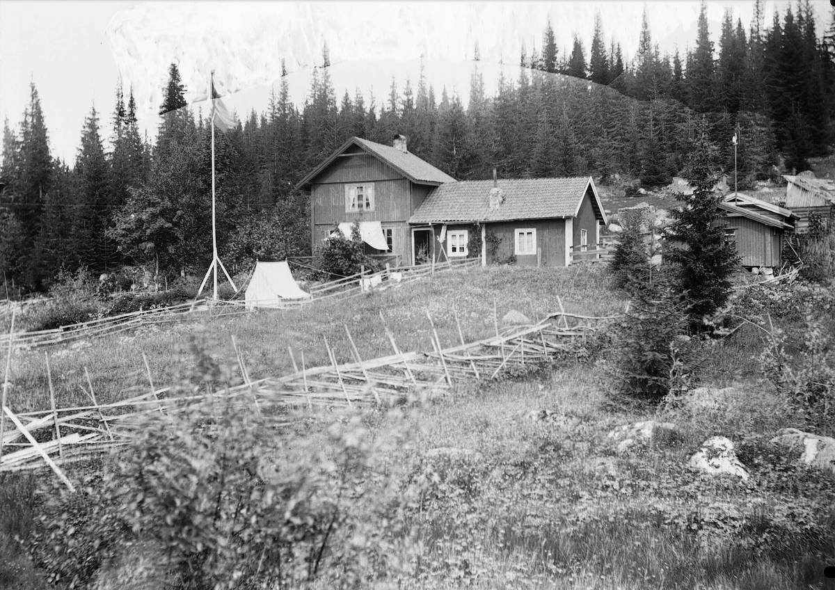 Axel Quinsgaard Wiborg, Husene på Holoa seter, Hadeland, Jevnaker, Oppland, 1903.