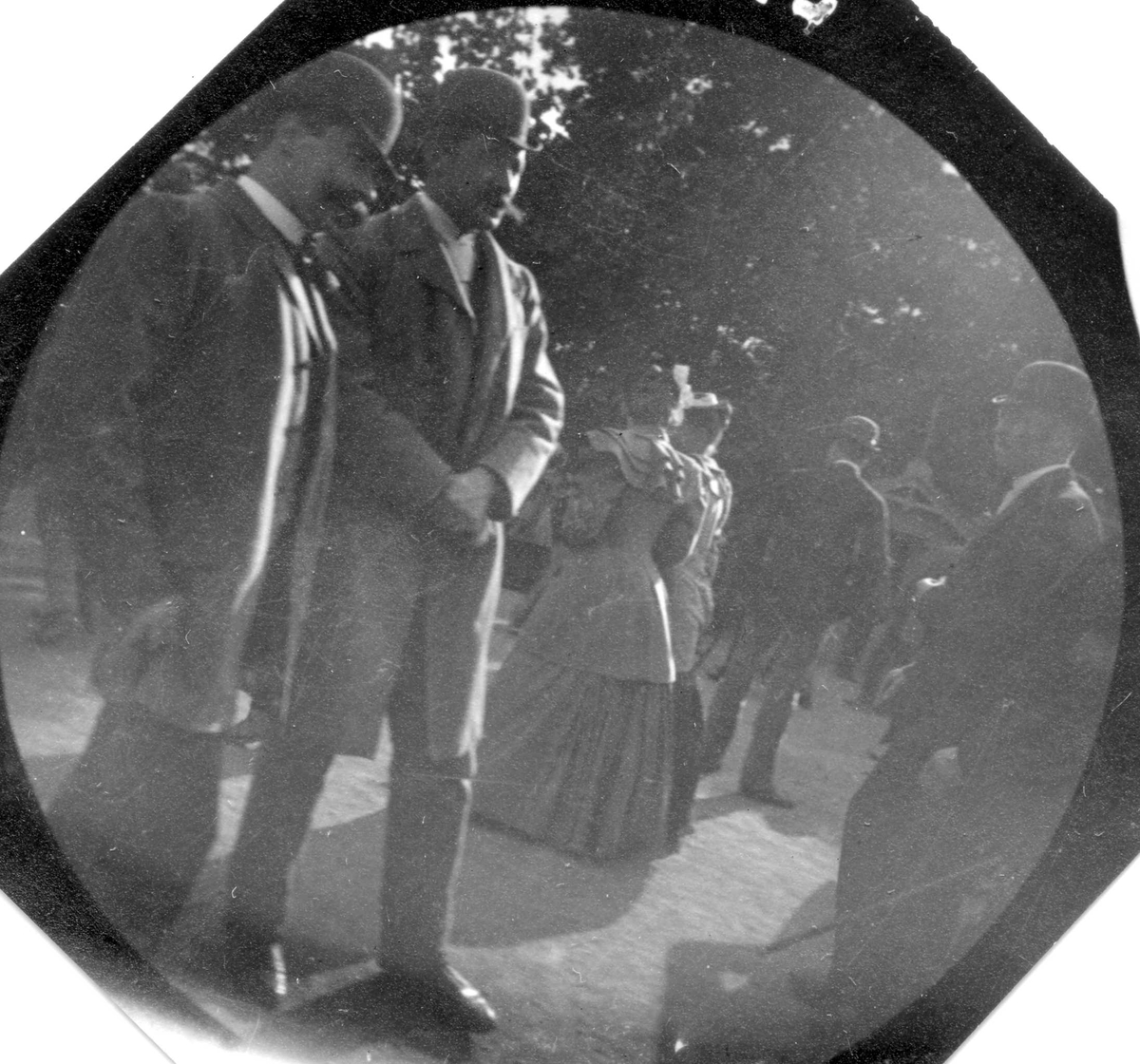 Fredrik Carl Mülertz Størmer, Mennesker i park. Hr. Prenton og hr. Winter fremst i bildet.