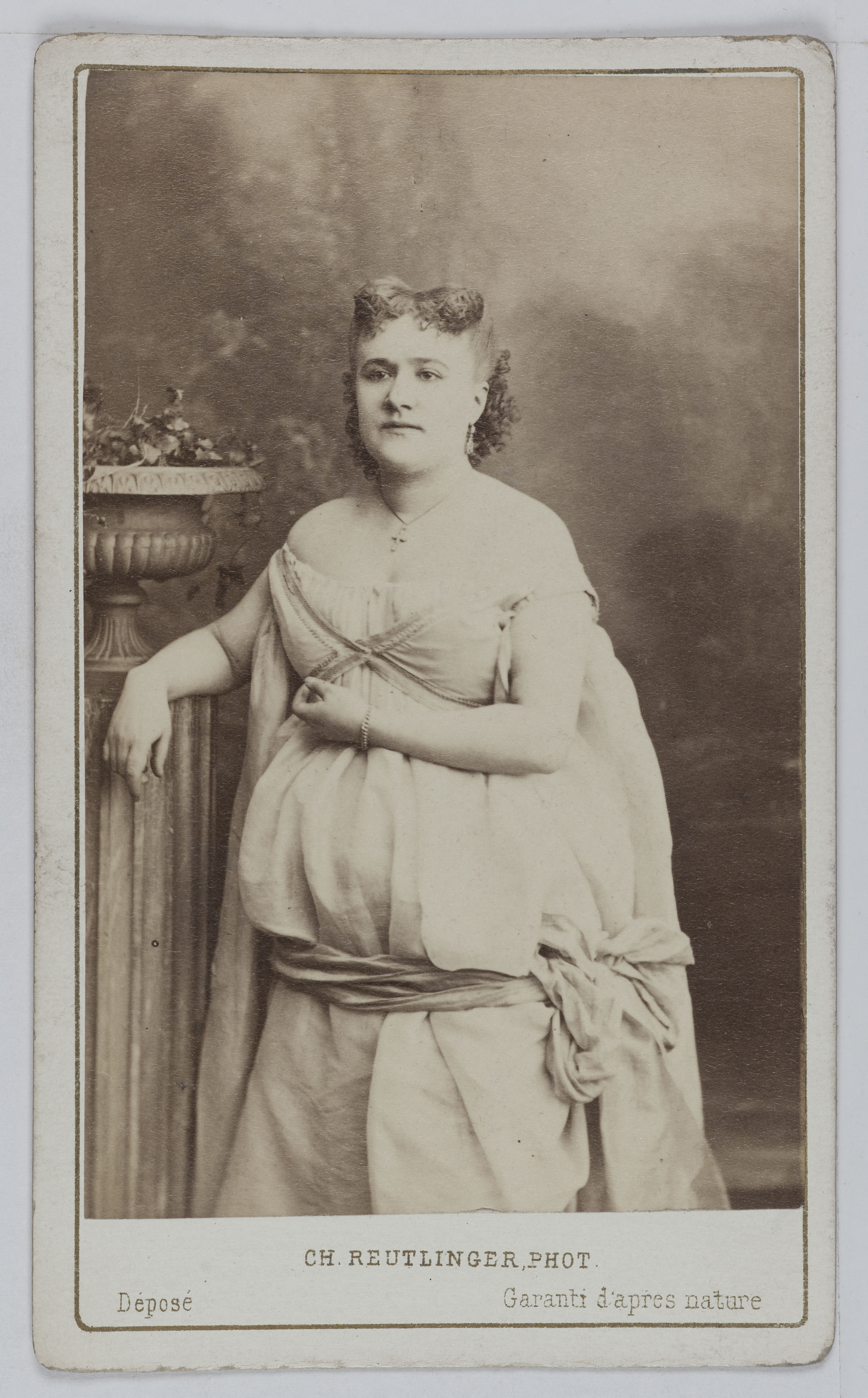 Charles Reutlinger, Portrait de Caroline Eugénie de Ribeaucourt, actrice de théâtre entre 1863 et 1873.