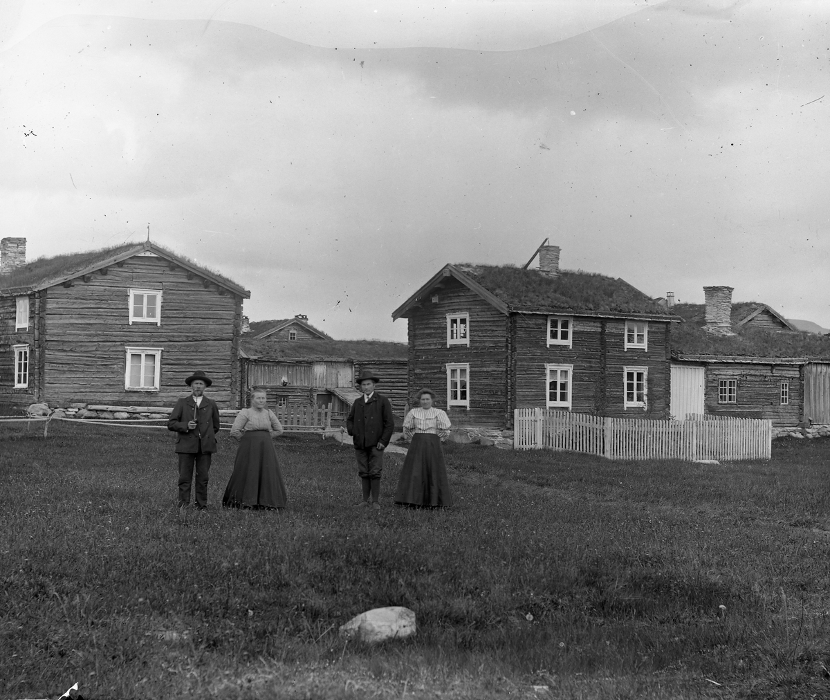 Peder J. Bredalslien, gårdstun, personer, klær, hus