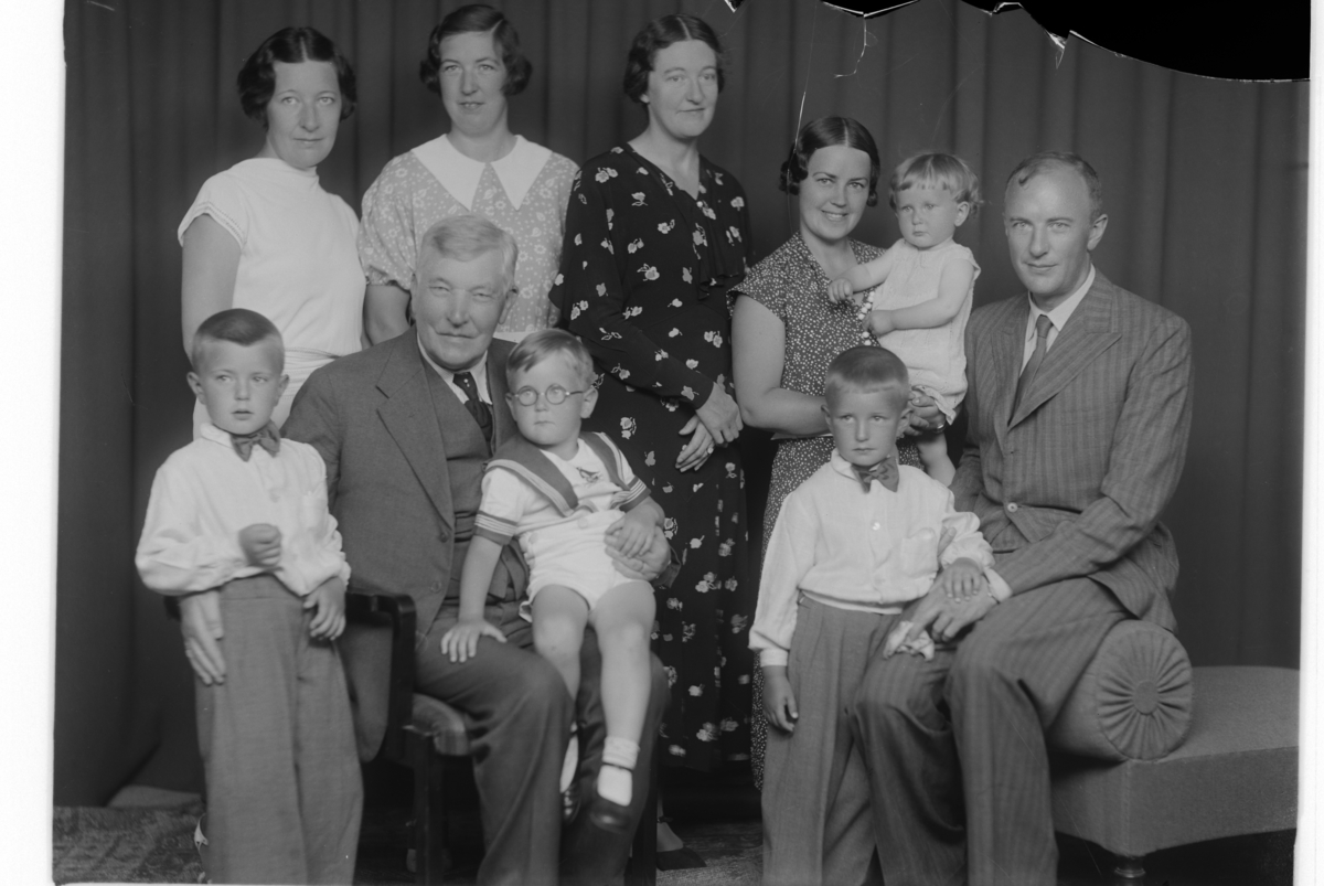 Christian Grundseth, RIISE DR. , FAMILIE GR: 10, (DÅRLIG GLASSPLATE).