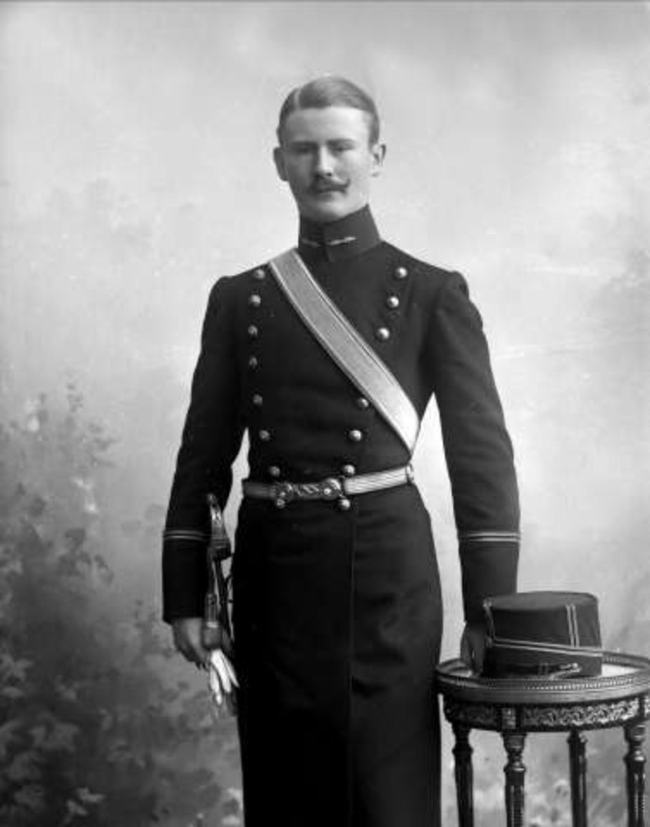 Gustav Borgen, Portrett, mann i uniform som løytnant. Mads Langaard.