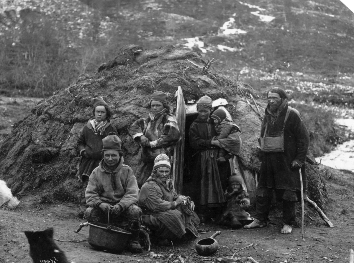 Axel Lindahl, Svenske samer, muligens fra Karesuando, foran en gamme. Antagelig Lyngen 1885-1892.