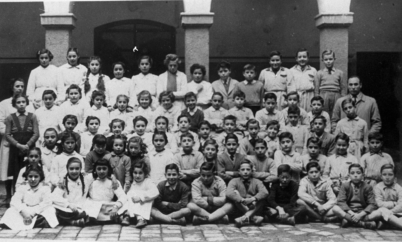 Desconegut, [Retrat d'alumnes al claustre]