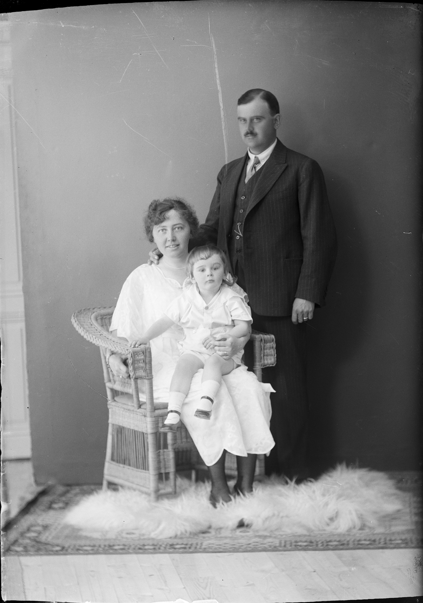 Skötsner-Edhlund, Hunters Karlsson with family, from Harg, Uppland 1922