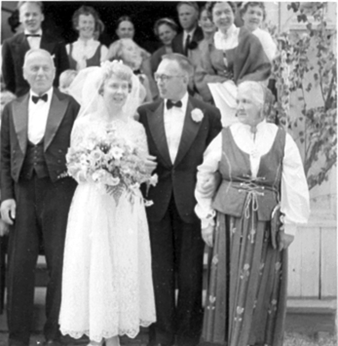 Anno Domkirkeodden, VALLSET KIRKE I STANGE, BRYLLUP, ANNE SAND OG ASBJØRN FILSETH MED FAMILIE.