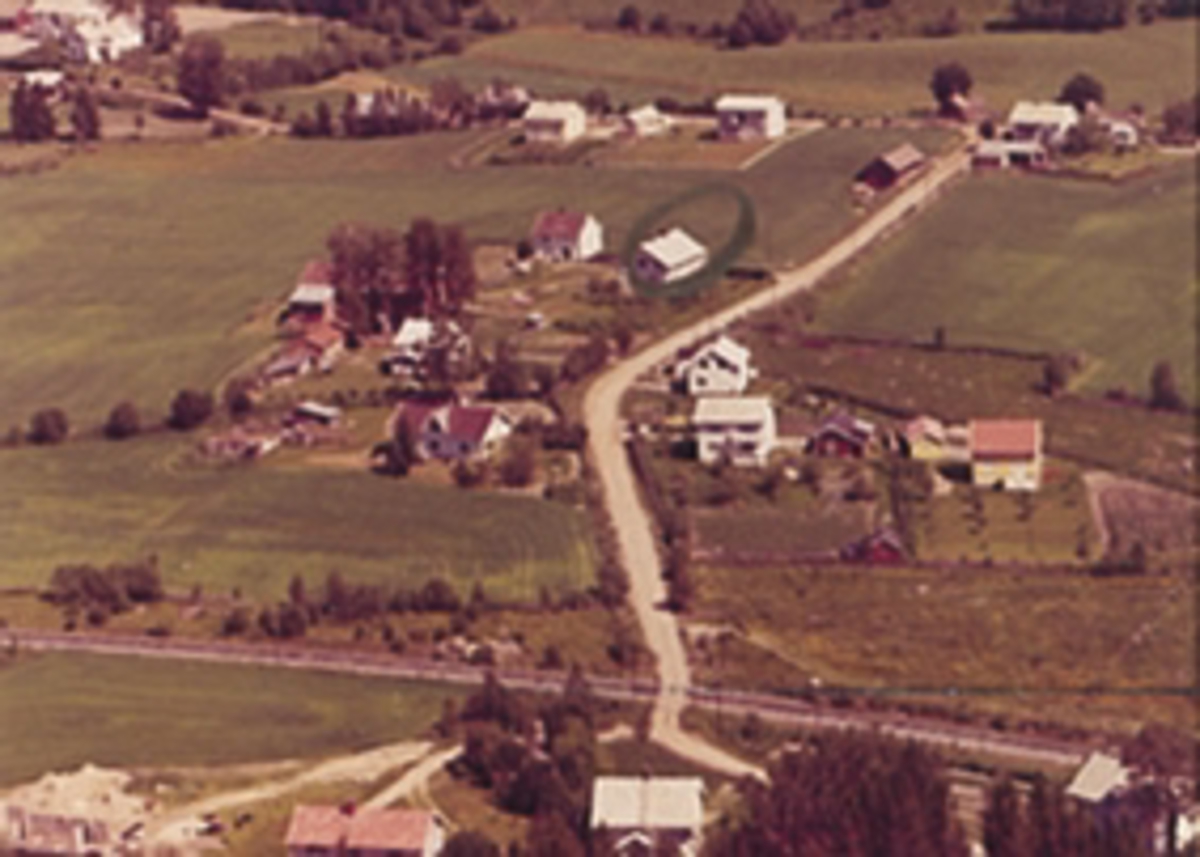Widerøes Flyveselskap A/S, Flyfoto av Nyhus, Brumunddal.
