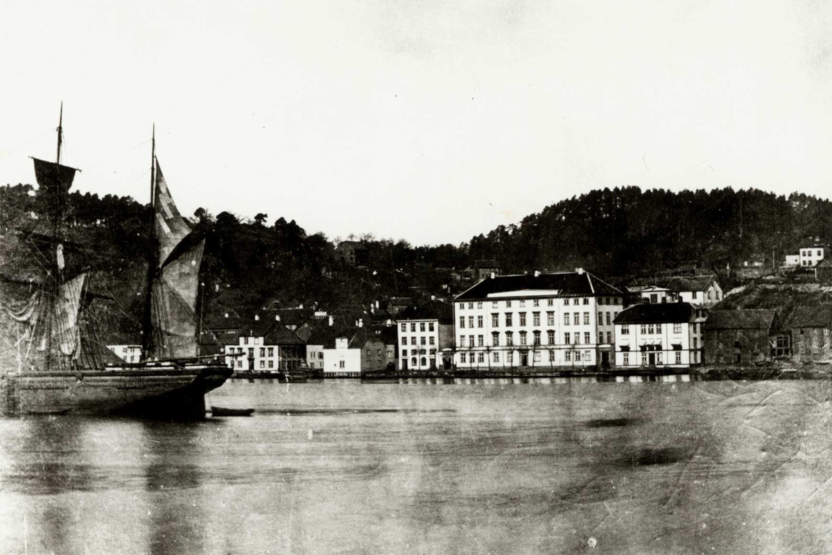 Ukjent, Arendal sentrum, Tyholmen med Rådhuset, bygget 1812-15 for skipsreder og handelsmann Morten M. Kallevig. Fra 1844 byens rådhus. Huset t.v. for Rådhuset er Fürsts Hus, bygget 1809, byens eldste hus i empirestil. Ved skutas akterende Det Aalholmske Hus fra 1739/1854.
