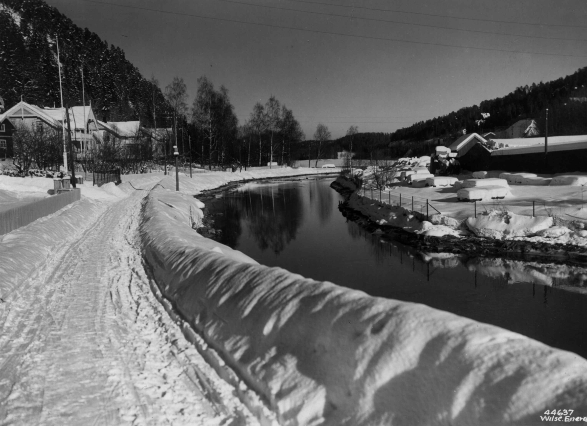 Anders Beer Wilse, Sandvikselva sett fra Sandvika mot Engervannet. Løkkeåsen kan en se opp til venstre. Bebyggelse med vinter og snø fotografert i 1937.